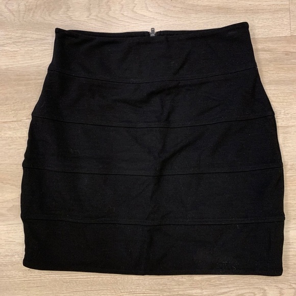 ARITZIA Talula • Mini Skirt - Picture 2 of 3